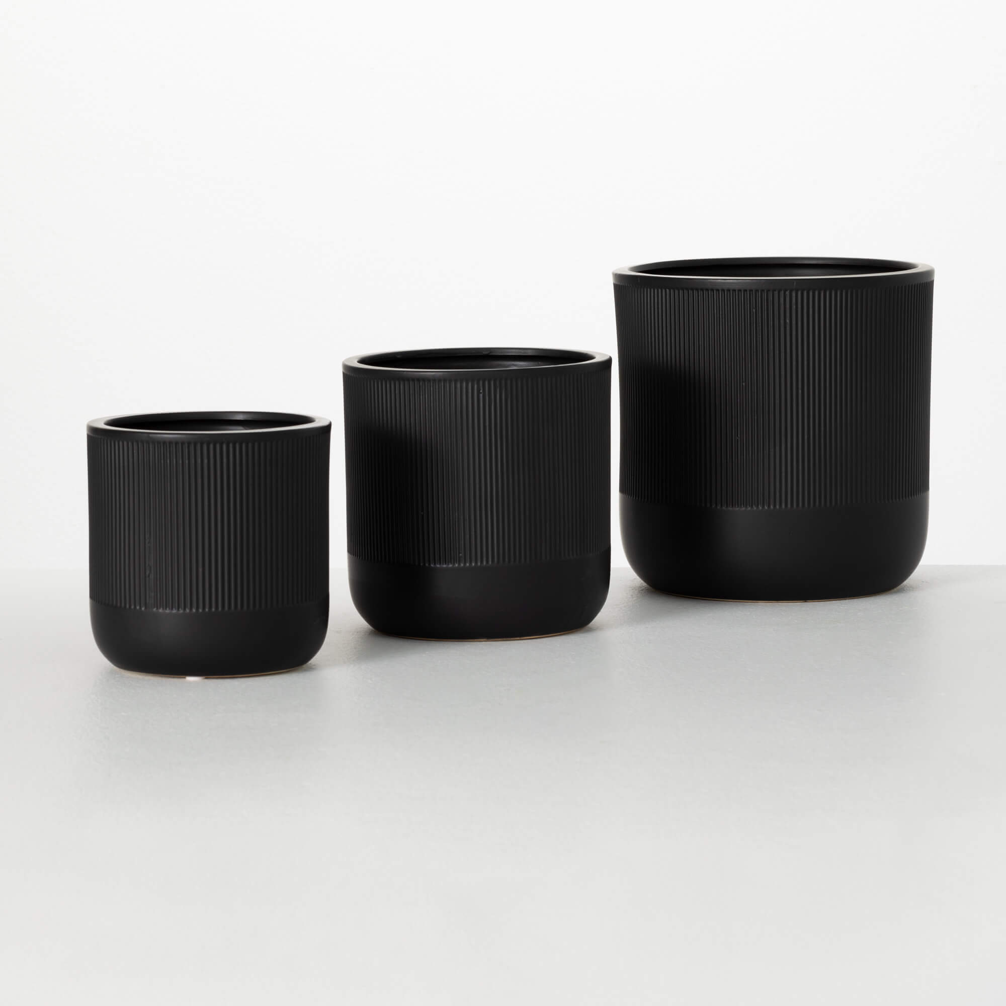 TEXTURED BLACK CERAMIC PLANTER